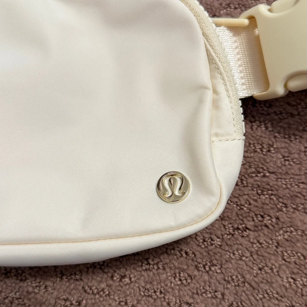 Lululemon Athletica Everywhere Belt Bag 1L - Picture 2 of 5